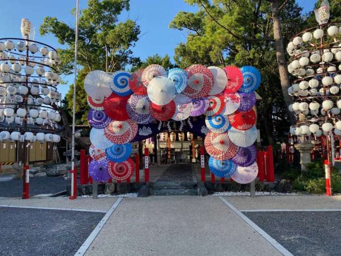 1月の「別小江神社」正面入口の装飾・昼間