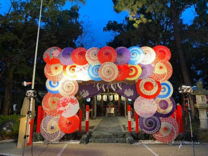 1月の「別小江神社」正面入口の装飾・夜間