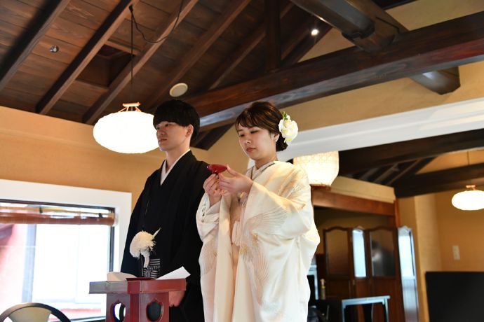 和婚ネットブライダルサロンのリモート結婚式で盃を持つ新婦