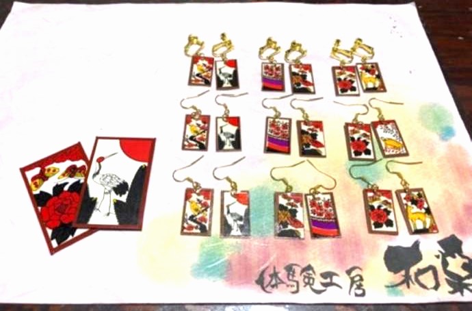 「京町屋 体験工房 和楽」で購入できるミニ花札で作ったピアス（イヤリング）の例