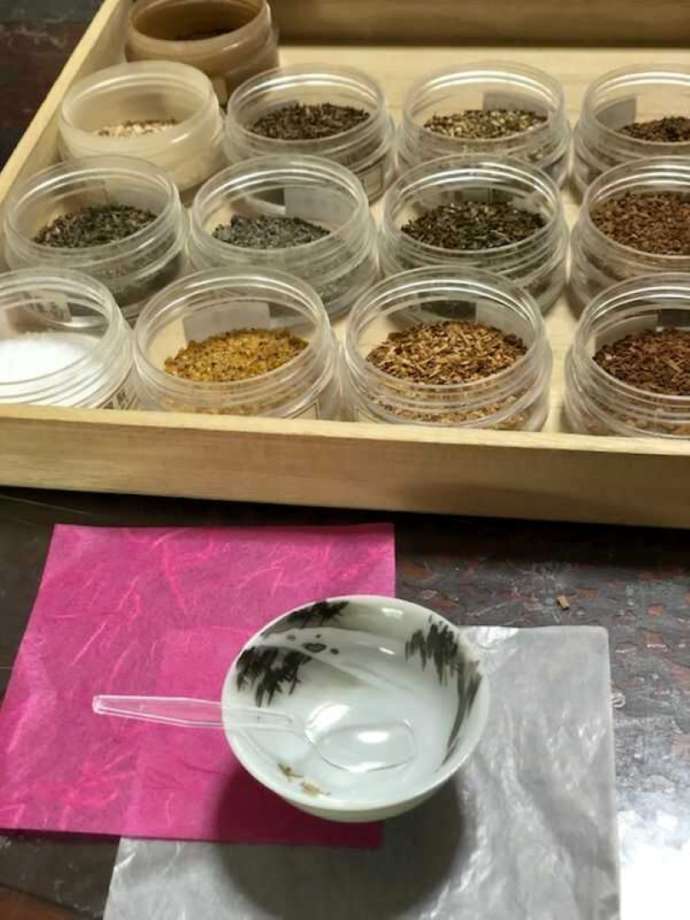 「京町屋 体験工房 和楽」で制作できるお香の調香作業の様子