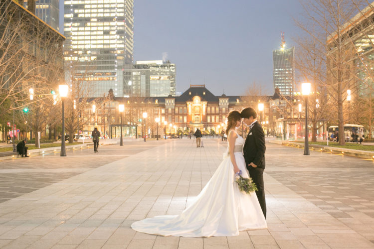 ワタベウェディングのフォトウェディングを東京駅で撮影する夫婦