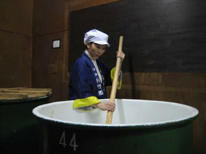 岐阜県大垣市林町「渡辺酒造醸」で櫂入れする様子