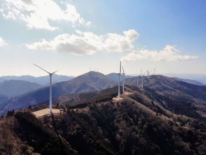 風力発電が立ち並ぶ様子