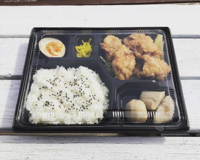 ウォータージャンプK-airのセンターハウス内レストランの唐揚げ弁当