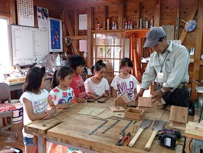 「有田川町立清水木工等体験センター」内での製作体験中の一コマ（その2）