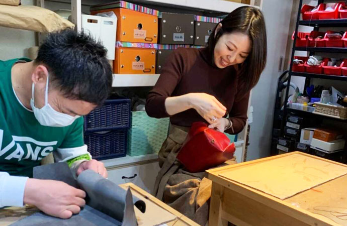 革製品作りの作業場