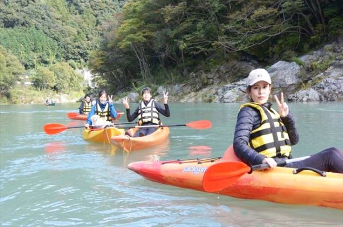 埼玉県秩父郡長瀞町にある「ワンダーパラダイス長瀞」の体験カヤック中に記念撮影をしている様子