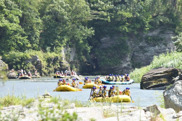 埼玉県秩父郡長瀞町にある「ワンダーパラダイス長瀞」でのラフティングツアーを引きで眺める