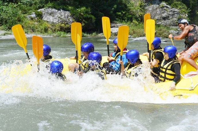 埼玉県秩父郡長瀞町にある「ワンダーパラダイス長瀞」でのラフティング風景