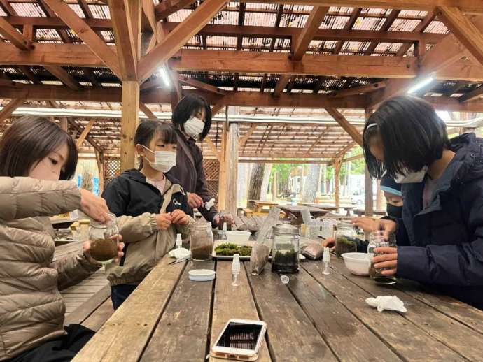 森と湖の楽園のテラリウムつくり体験会場となる屋根付きのBBQ会場