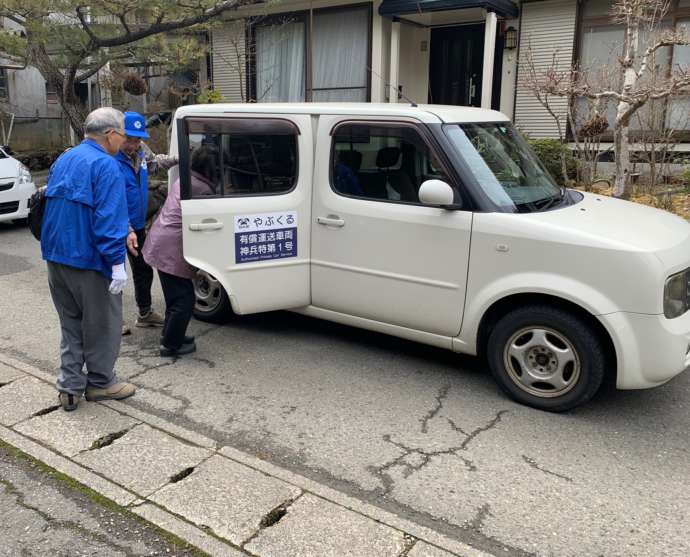 マイカーで送迎する「やぶくる」の車両