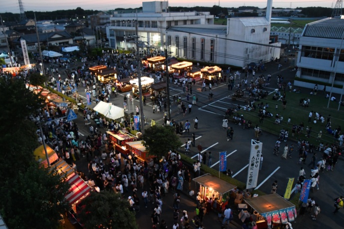 八千代町夏祭りで賑わう会場のようす