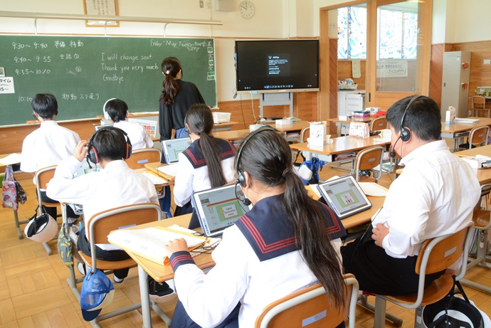 英語教育を受ける八千代町の中学生