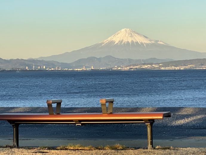 夕日に染まる石津海岸公園からの富士山