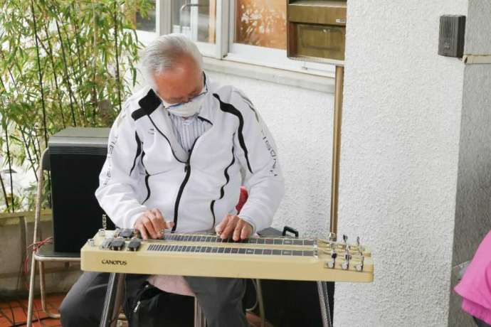 道の駅清流茶屋かわはらで開かれるスチールギターの生演奏