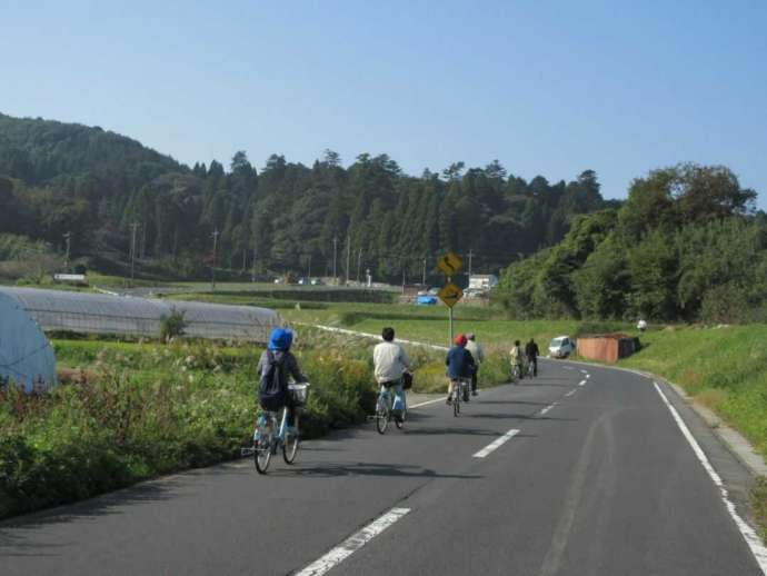 島根県松江市の「八雲立つ風土記の丘」内をレンタサイクルでめぐる様子