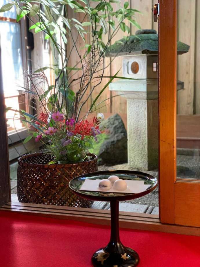 YamaCafeの灯籠とお花