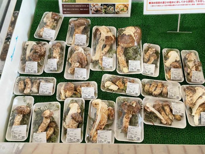 岩手県下閉伊郡にある道の駅やまだで松茸が販売されている様子