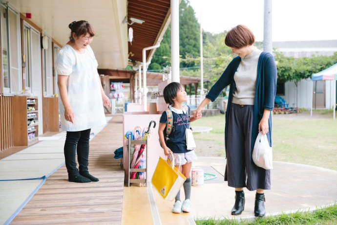 保育園に子どもを迎えにきた母親