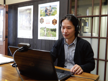 オンラインで移住相談を受け付ける田河さん