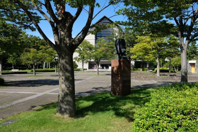 山形県山形市にある山形美術館の正面にある広場・美術館前スクエア