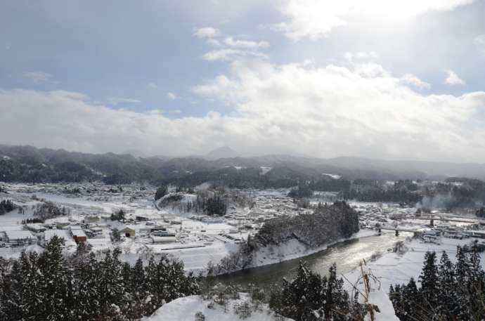 冬期で雪が積もった朝日町