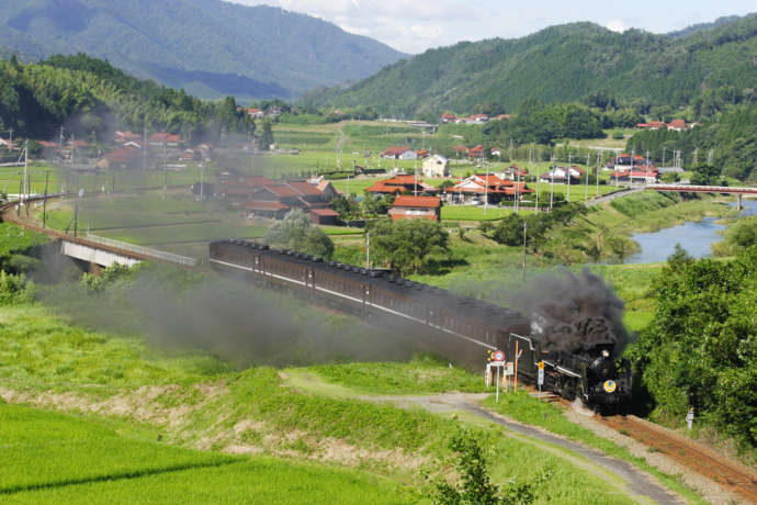 山口市内を走るSLやまぐち号