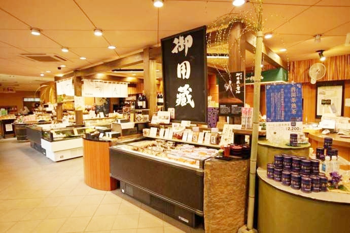 直売店「糀庵」の内観