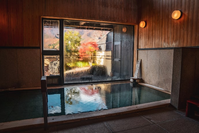 紅葉が見える川原湯温泉 山木館の大浴場