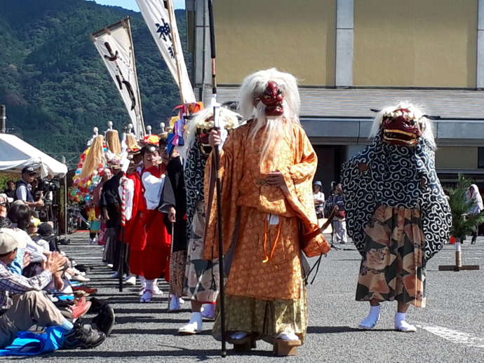 伝統芸能「山北のお峯入り」の様子