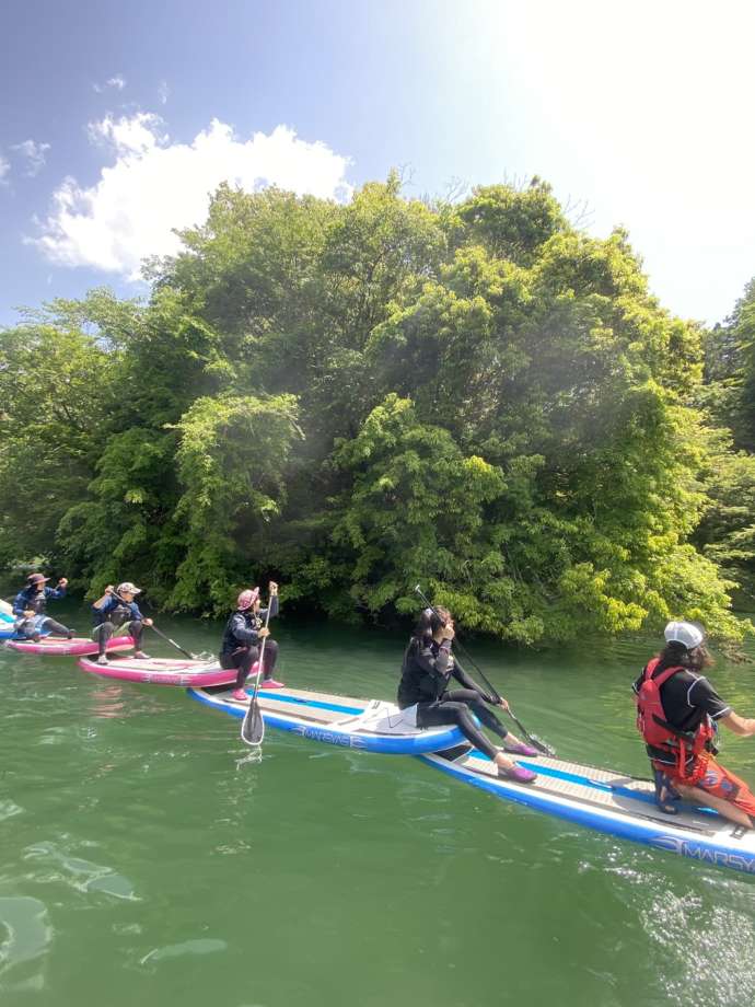 丹沢湖で湖上SUPを行う人々