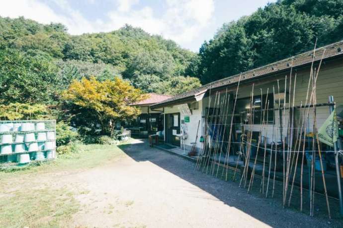 貸し出し用の釣り竿が並べられた「芦谷峡 やまめの里」の受付施設