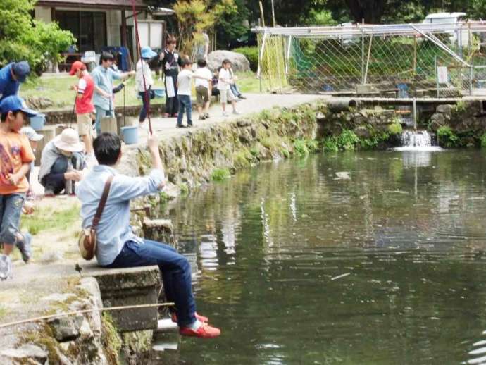 「芦谷峡 やまめの里」で釣りを楽しむ人々の様子