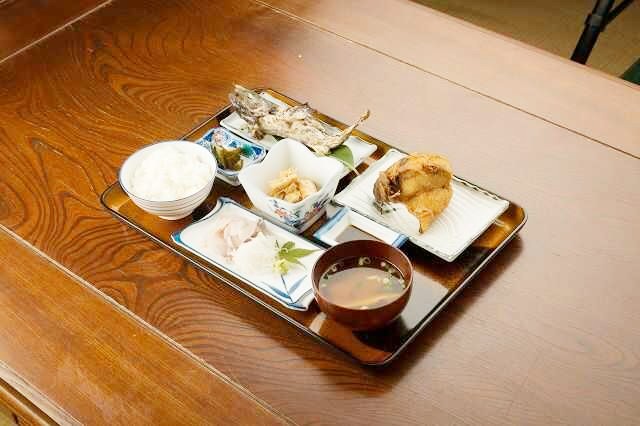 名物・ニジマスの唐揚げが含まれた定食