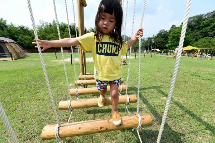 やまもりサーキット内の遊具で遊ぶ女の子