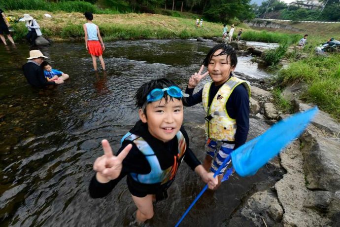 丹波篠山にある「やまもりサーキット」近くの川で川遊びをする子どもたち