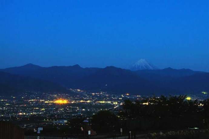 山梨市の笛吹川フルーツ公園から見た夜景