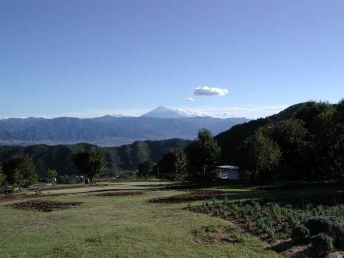 山梨市森林セラピーの巨峰の丘ロードの集合場所であるフフ山梨（旧保健農園ホテル）から眺めた富士山