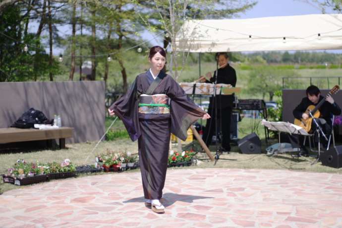 やなぎだ植物公園の着物ショーイベントの様子