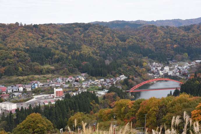 町を上から見た様子。瑞光寺橋の赤が映える