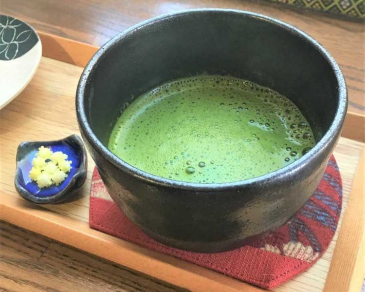 やなか健真堂の人気ドリンクメニュー「宇治抹茶（ちょっとしたお茶菓子付き）