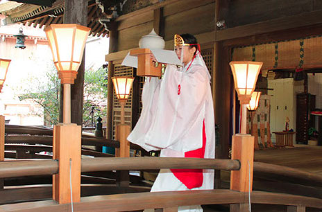 八坂神社の巫女さん