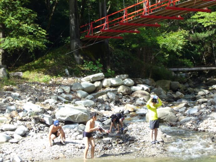 二軒屋キャンプ場のある万古渓谷で川遊びをする人々