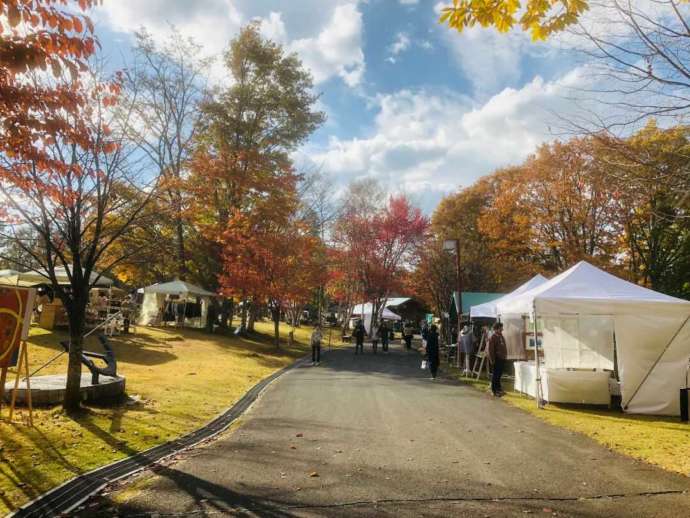 長野県諏訪郡原村の「八ヶ岳自然文化園」にあるデリ＆カフェ「K」の外観