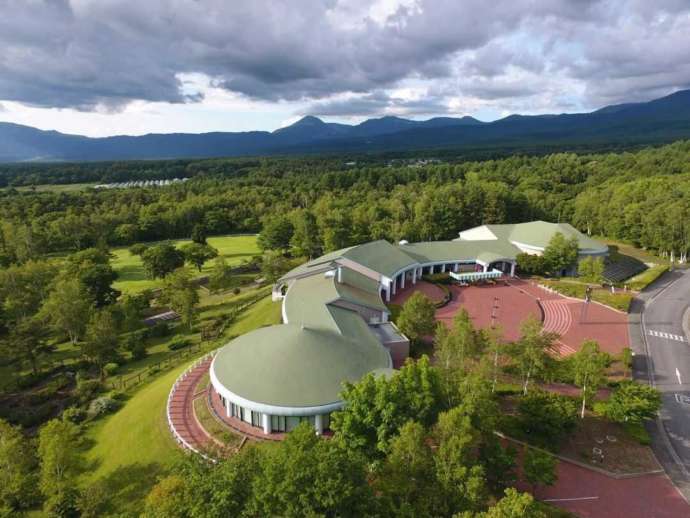 長野県諏訪郡原村の「八ヶ岳自然文化園」を俯瞰で眺める