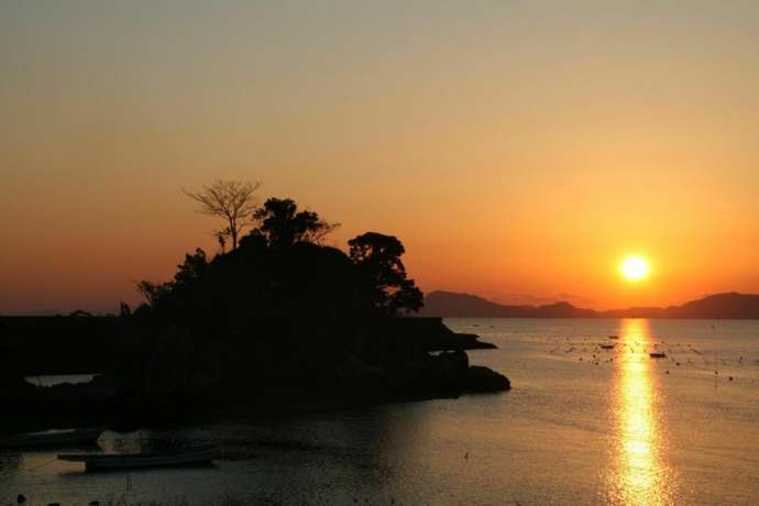 八代市の水島と天草諸島に沈む夕日