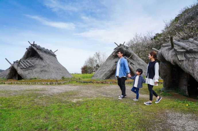 大分県国東市の安国寺集落遺跡公園「弥生のムラ」にある竪穴住居と来園者