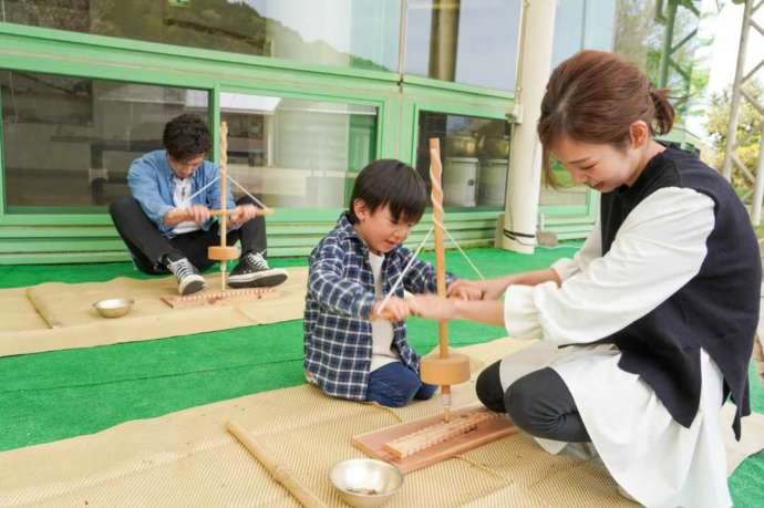 大分県国東市にある安国寺集落遺跡公園「弥生のムラ」での火おこし体験の様子