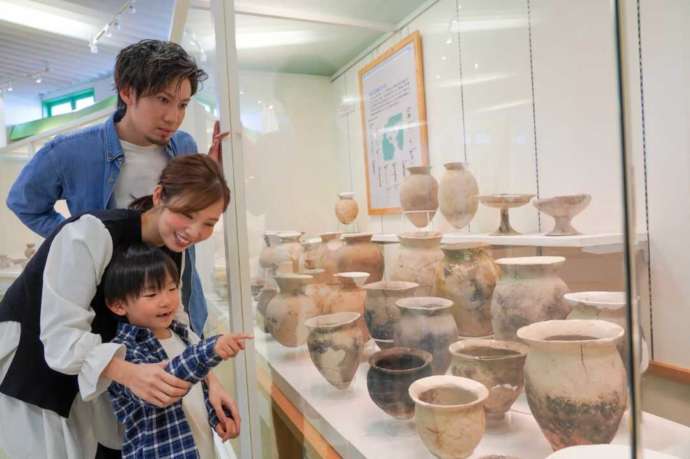 大分県国東市の安国寺集落遺跡公園「弥生のムラ」に展示されている弥生土器